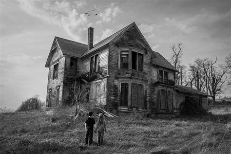 Helen's Ashes: Explore Abandoned Childhood Homes and Face Terrifying Apparitions!